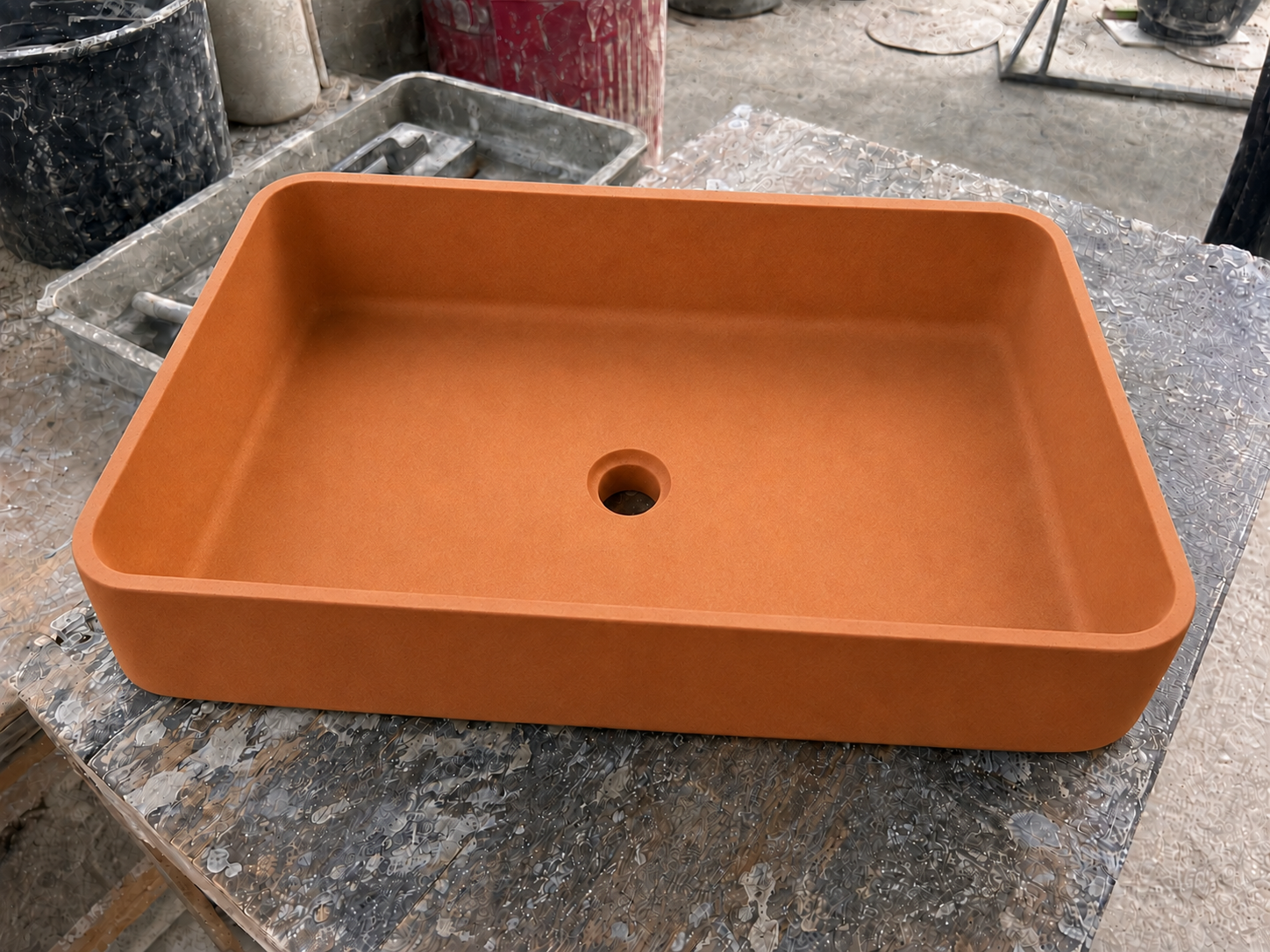 Cuba de concreto laranja com acabamento liso e profissional
